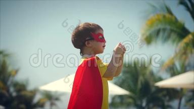 穿着超级英雄服装、披着英雄斗篷、戴着英雄面具的漂亮小男孩，值得一试身手。概念